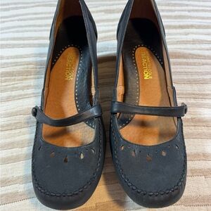 Kenneth Cole REACTION Barfly Mary Jane pumps, leather upper w/2” heel. Sz9M